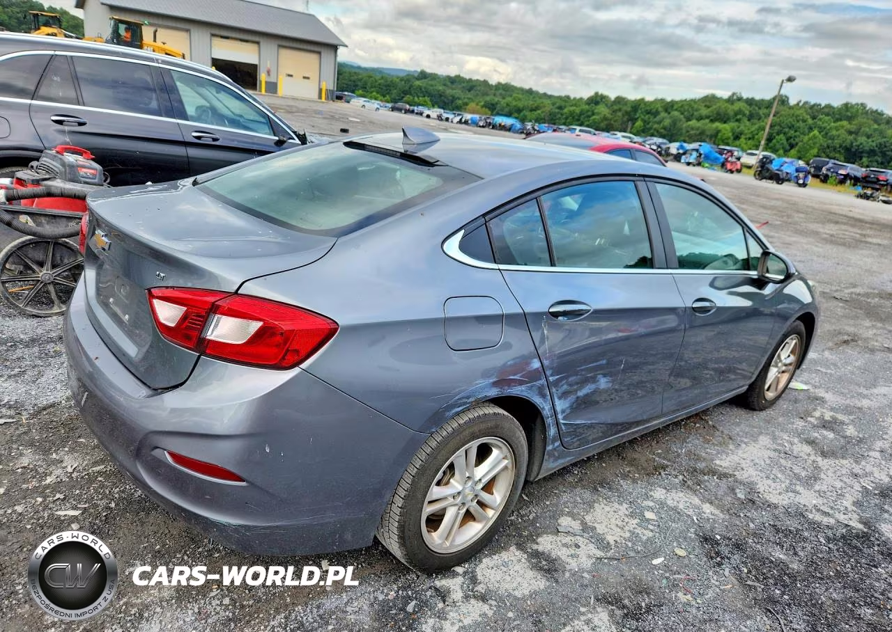 2018 Chevrolet Cruze Lt VIN:1G1BE5SM5J7131448 - 3