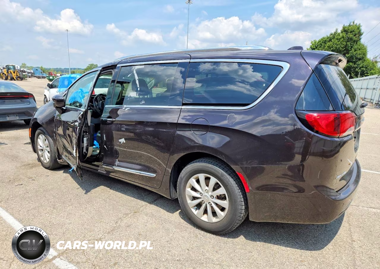2018 Chrysler Pacifica Touring L VIN:2C4RC1BG2JR100414 - 2