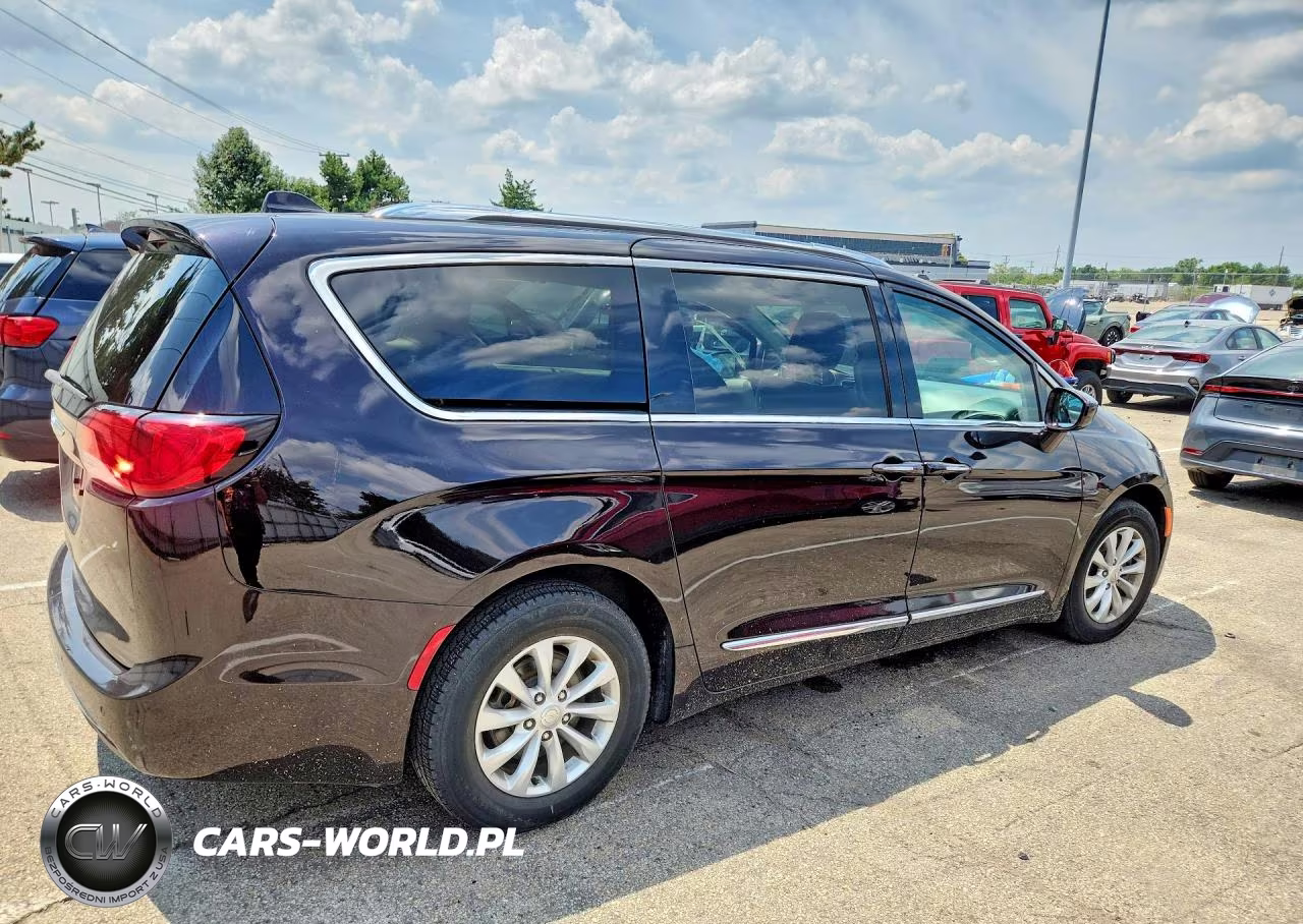 2018 Chrysler Pacifica Touring L VIN:2C4RC1BG2JR100414 - 3
