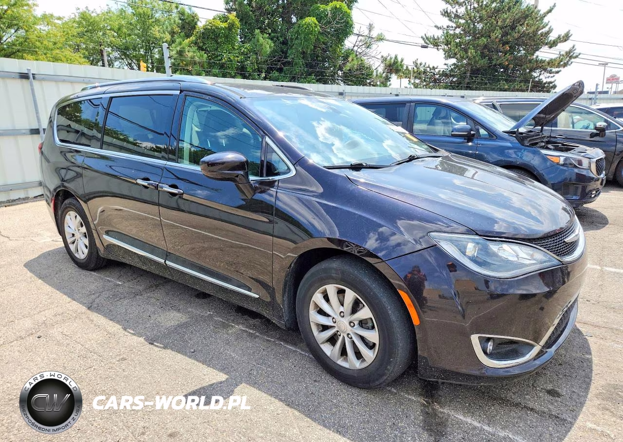 2018 Chrysler Pacifica Touring L VIN:2C4RC1BG2JR100414 - 4