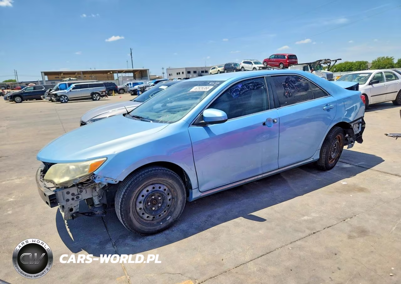 2013 Toyota Camry Le – zdjęcie 1 z 13