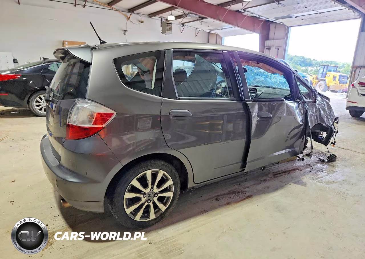 2013 Honda Fit Sport VIN:JHMGE8H52DC035169 - 3