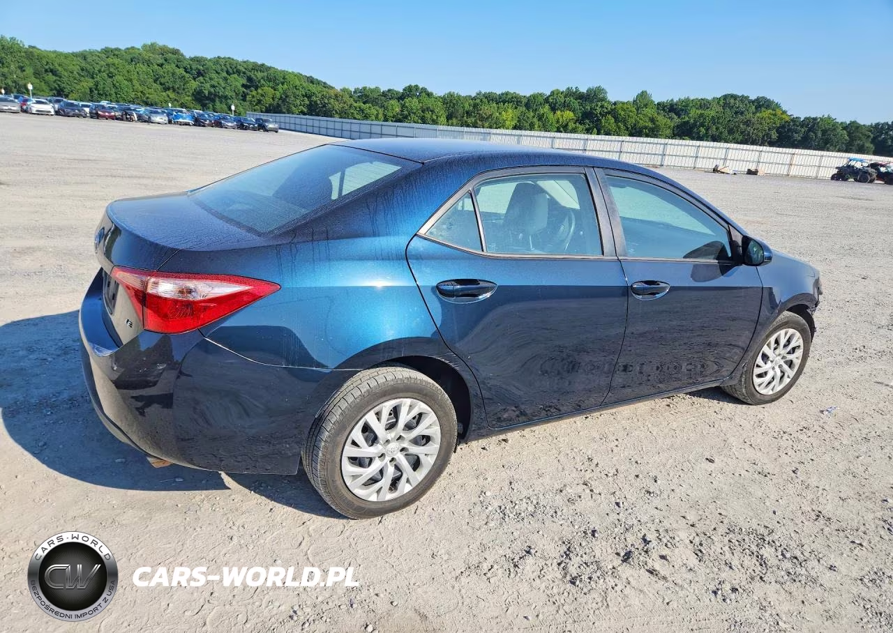 2018 Toyota Corolla Le VIN:5YFBURHE9JP846779 - 3