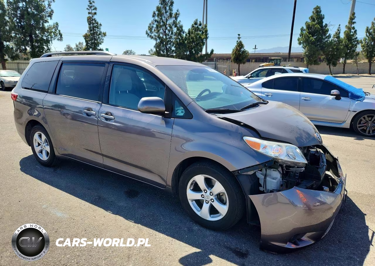 2017 Toyota Sienna Le VIN:5TDKZ3DC4HS784261 - 4