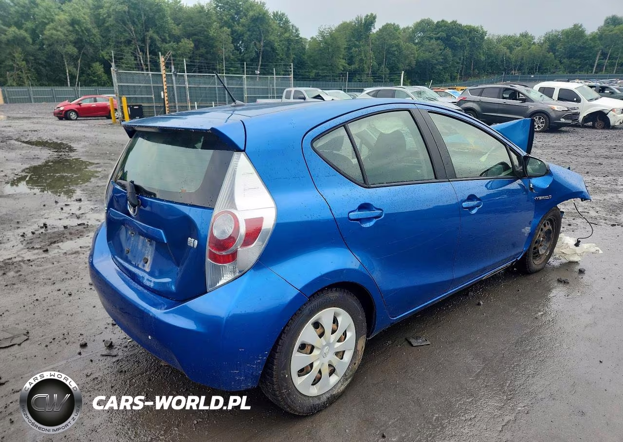 2013 Toyota Prius C Two VIN:JTDKDTB30D1531186 - 3