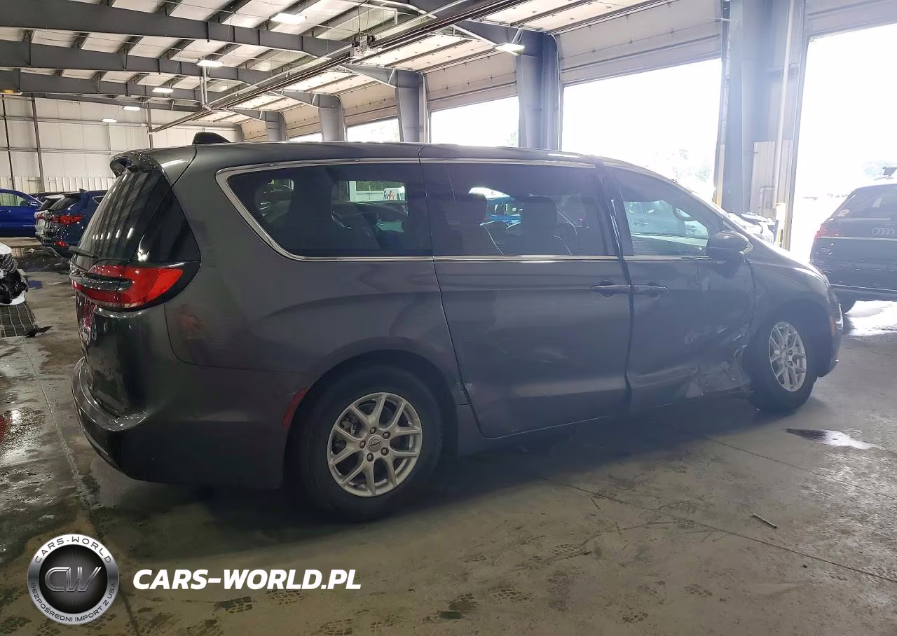 2023 Chrysler Pacifica Touring L VIN:2C4RC1BG8PR533003 - 3