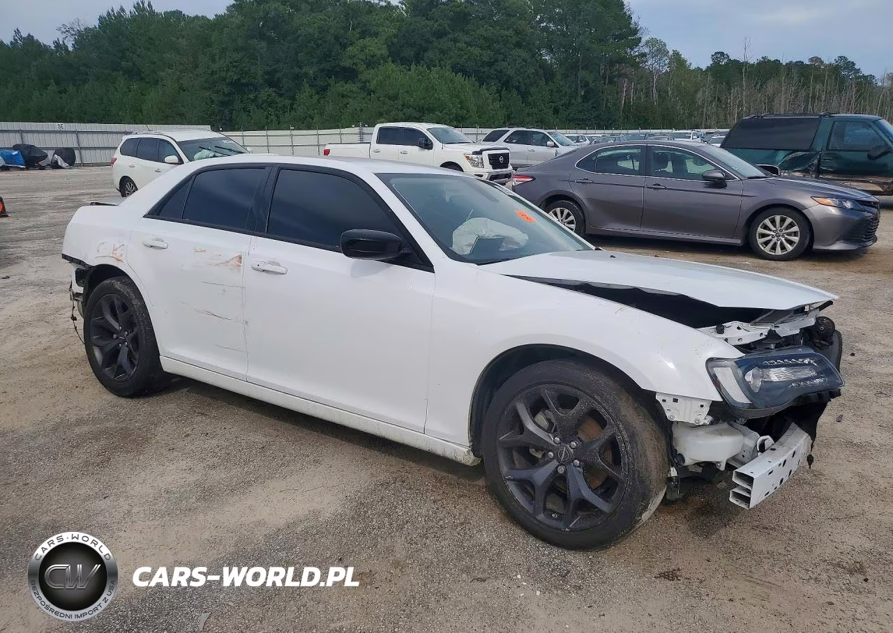 2023 Chrysler 300 Touring VIN:2C3CCAAGXPH706554 - 4