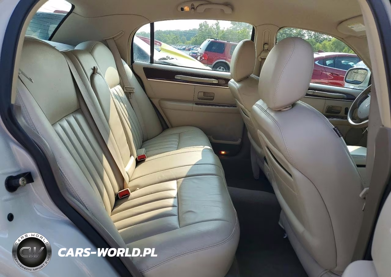 2005 Lincoln Town Car Signature VIN:1LNHM81W05Y636477 - 10