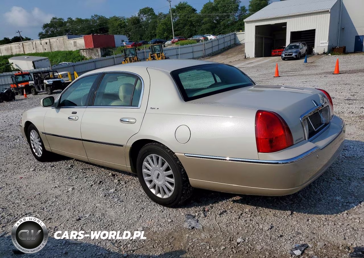 2005 Lincoln Town Car Signature VIN:1LNHM81W05Y636477 - 2