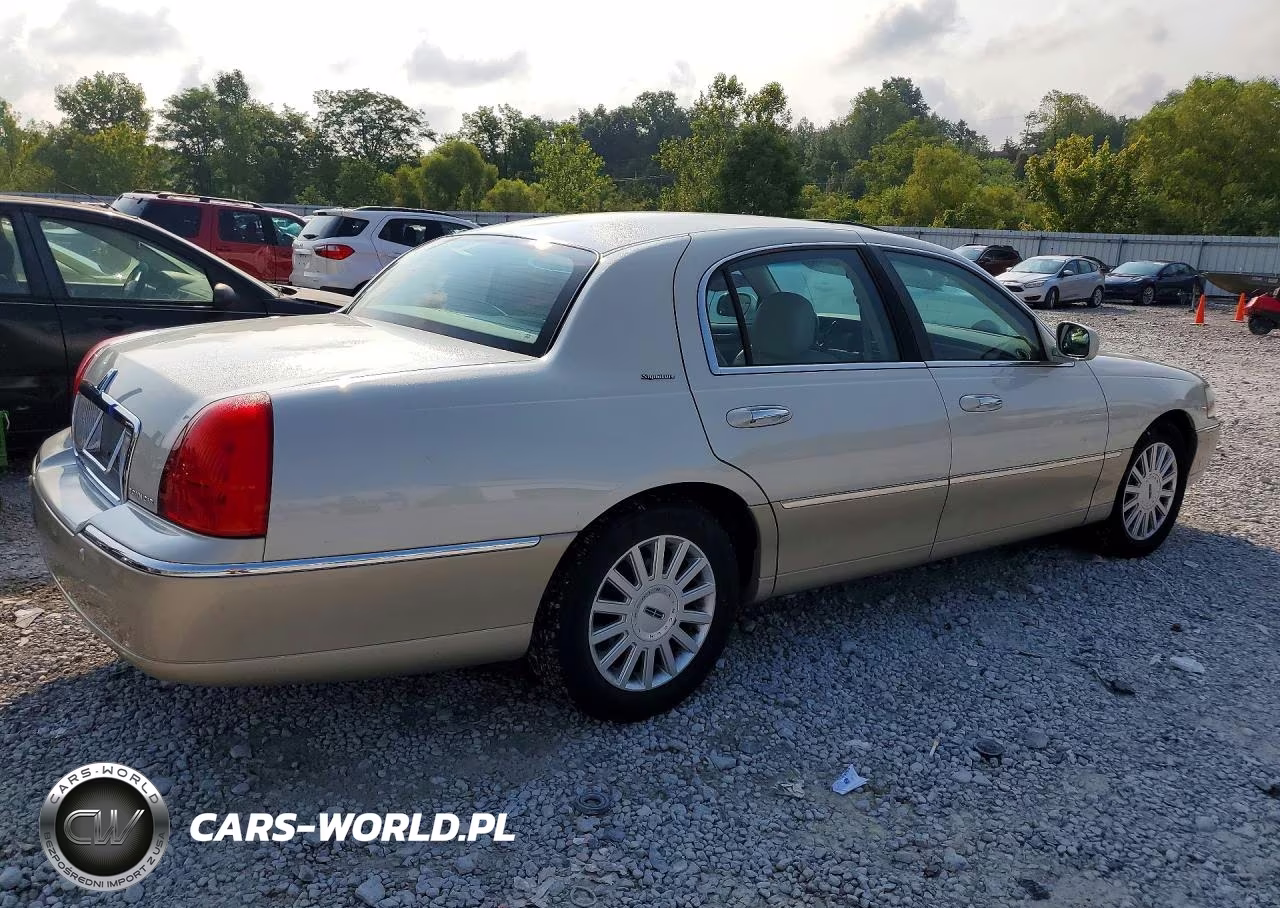 2005 Lincoln Town Car Signature VIN:1LNHM81W05Y636477 - 3