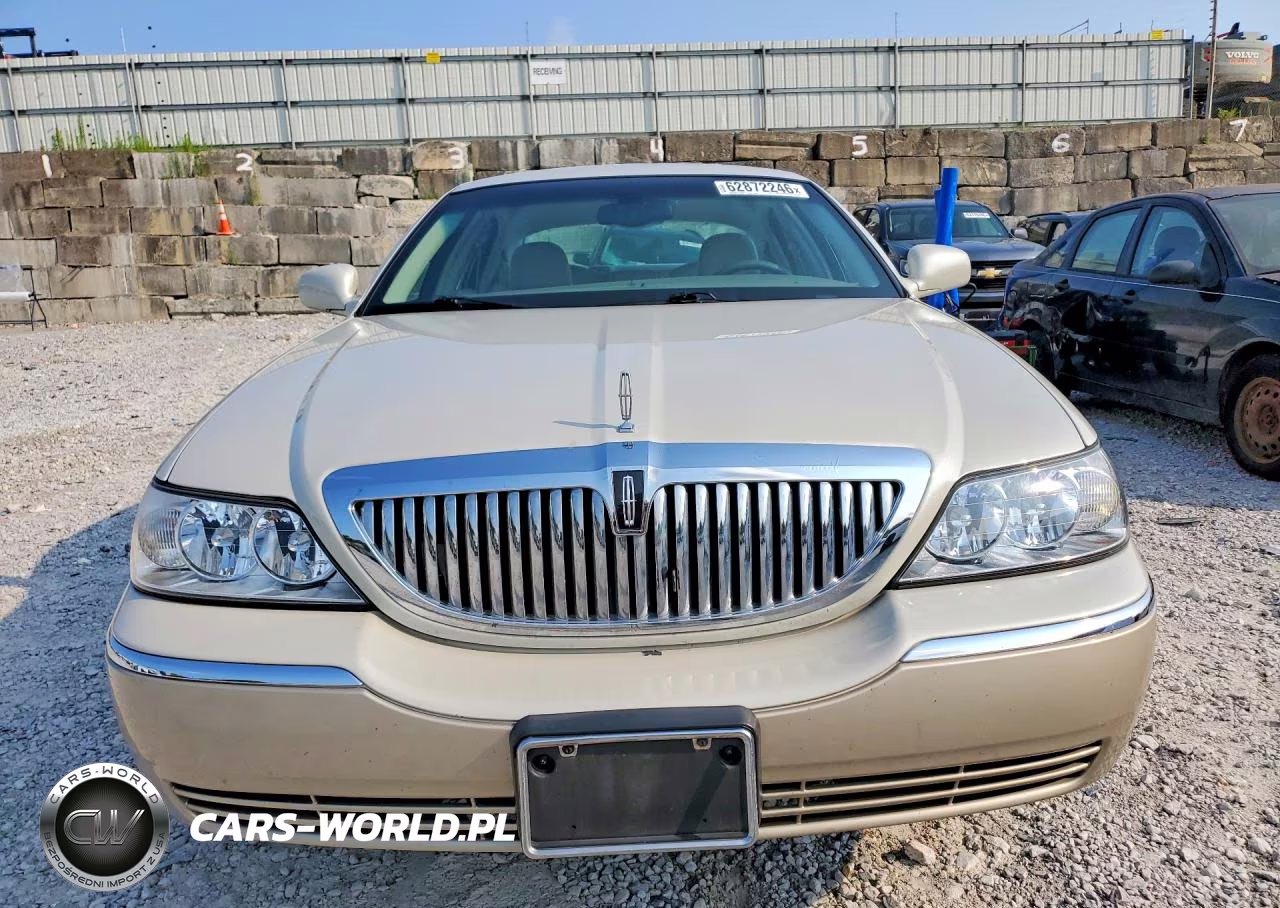2005 Lincoln Town Car Signature VIN:1LNHM81W05Y636477 - 5