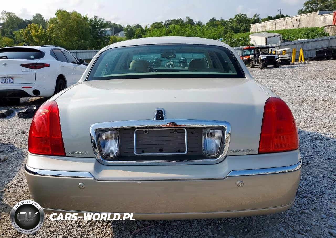 2005 Lincoln Town Car Signature VIN:1LNHM81W05Y636477 - 6