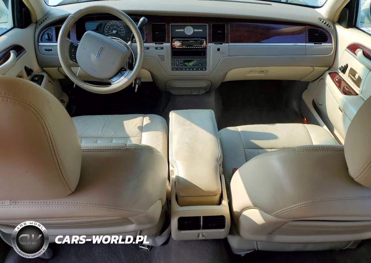 2005 Lincoln Town Car Signature VIN:1LNHM81W05Y636477 - 8