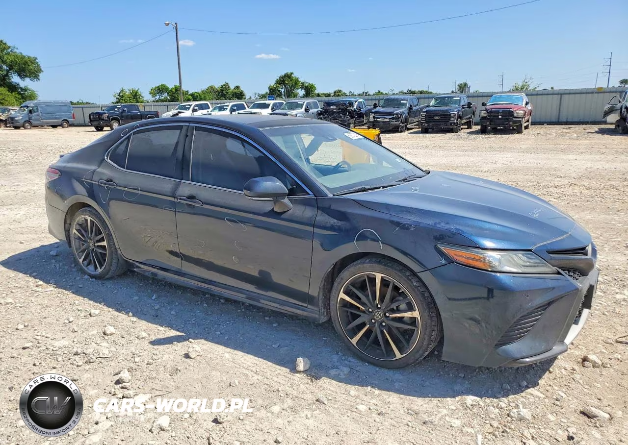 2018 Toyota Camry Xse VIN:4T1B61HK8JU631376 - 4