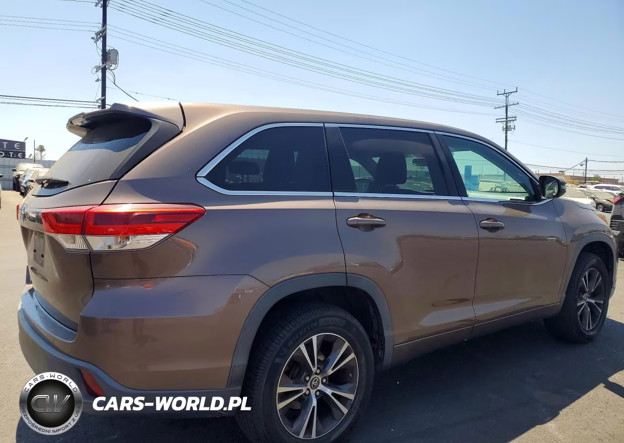 2018 Toyota Highlander Le VIN:5TDZARFH3JS037290 - 3