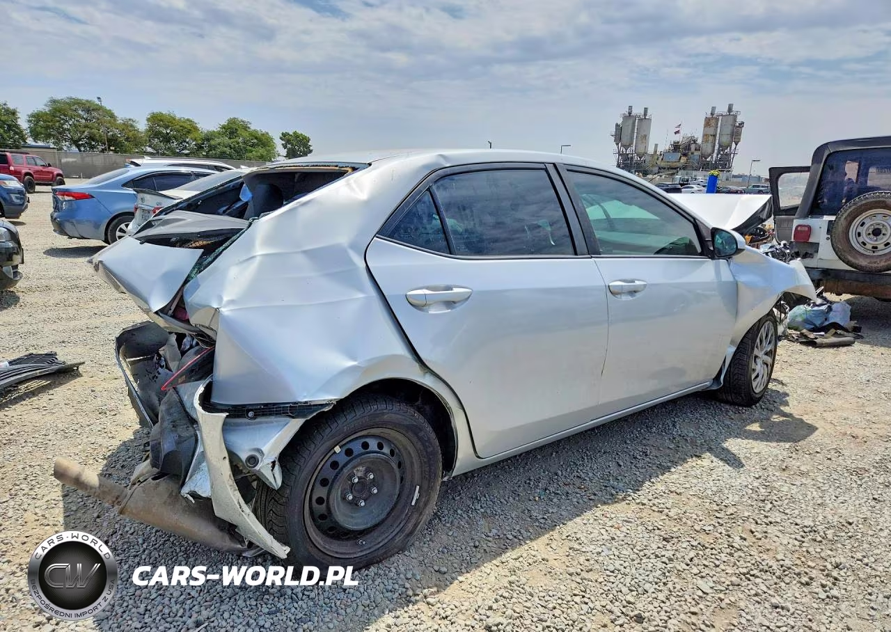 2018 Toyota Corolla Le VIN:2T1BURHE3JC061058 - 3