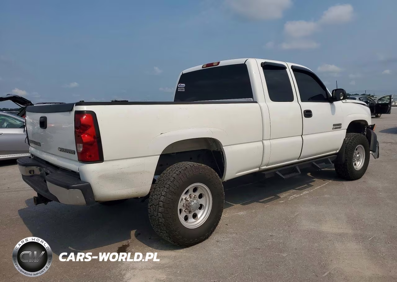2005 Chevrolet Silverado C2500 Heavy Duty VIN:1GCHC29U75E112977 - 3