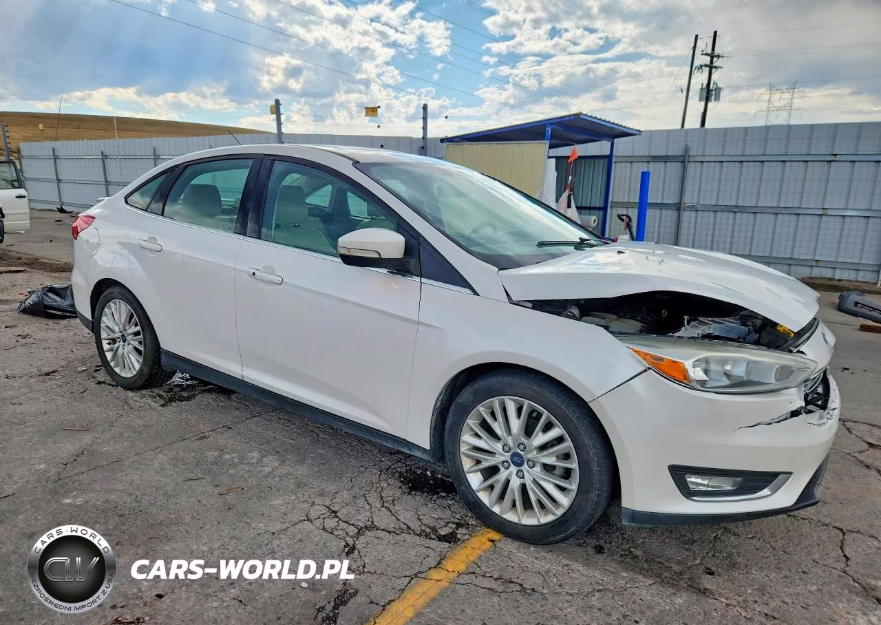 2017 Ford Focus Titanium VIN:1FADP3J29HL272657 - 4