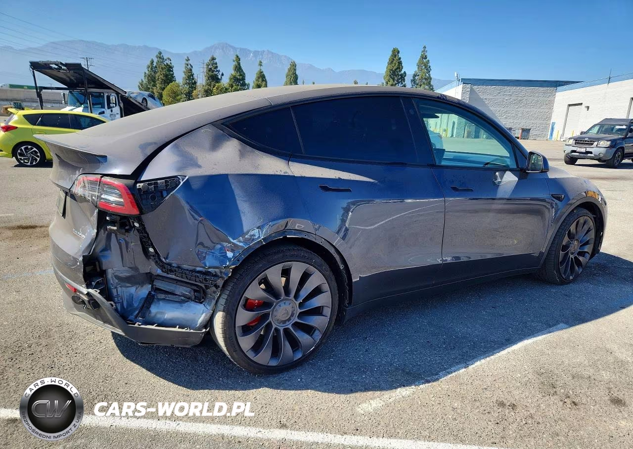 2023 Tesla Model Y VIN:7SAYGDEF1PF761847 - 3