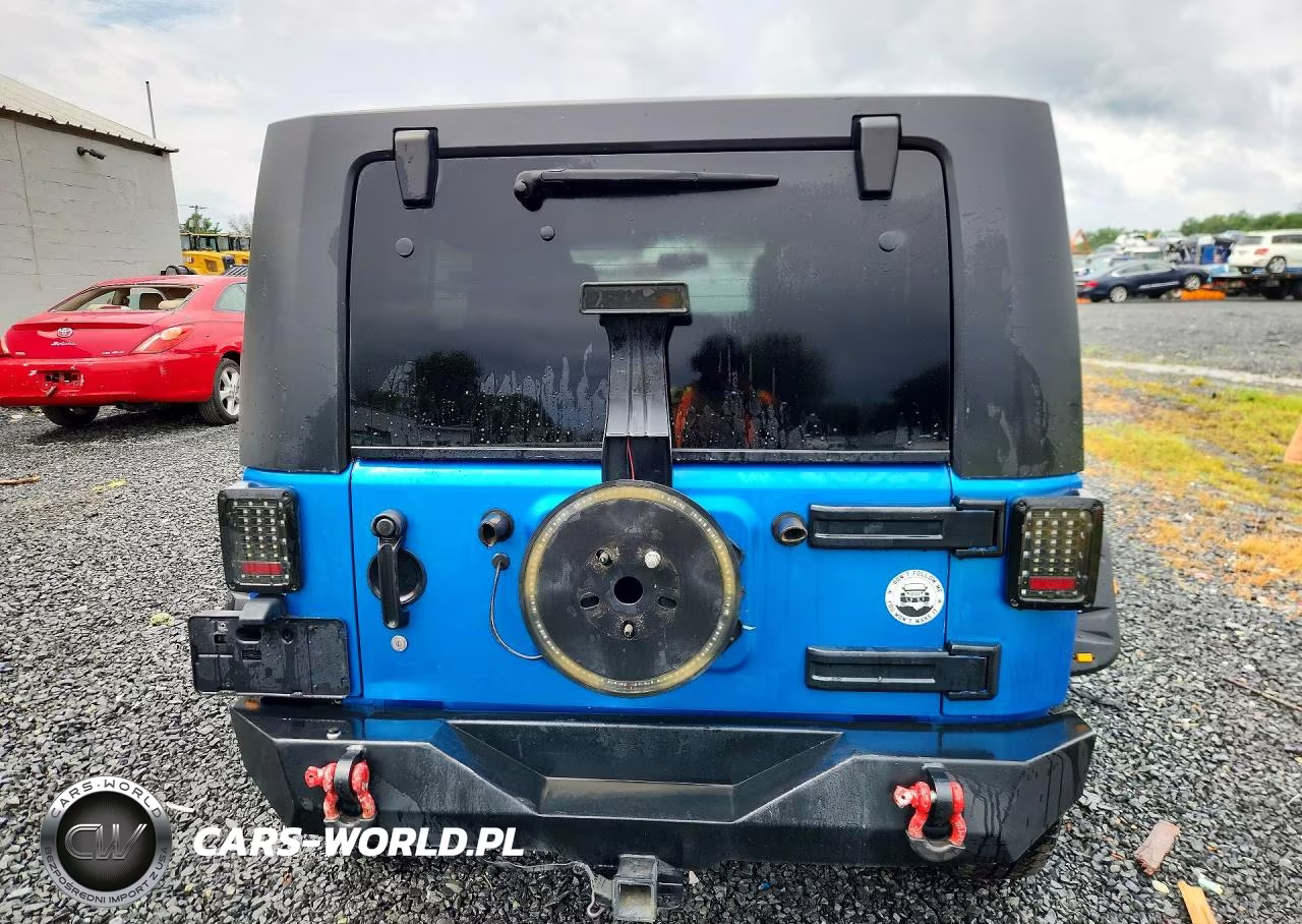 2015 Jeep Wrangler Unlimited Sport VIN:1C4BJWDG2FL574011 - 6
