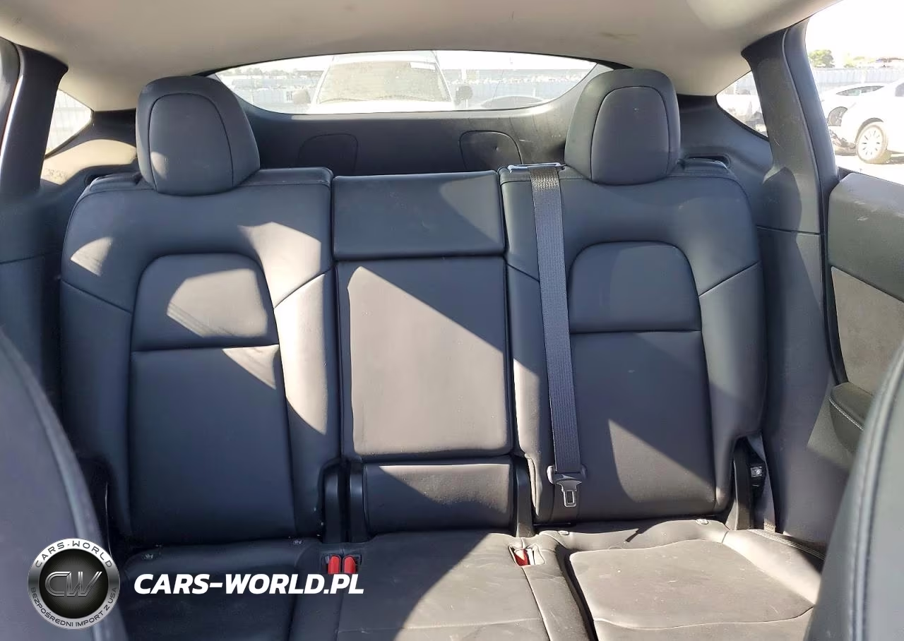 2020 Tesla Model Y VIN:5YJYGDEE1LF057548 - 10