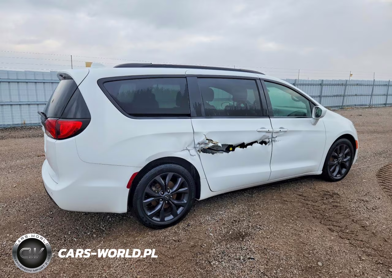 2020 Chrysler Pacifica Touring VIN:2C4RC1FG0LR224145 - 3