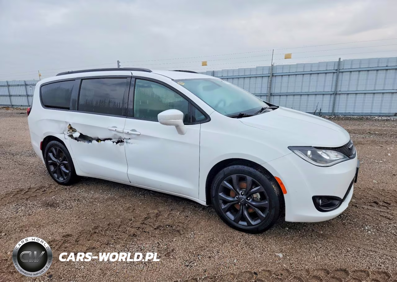 2020 Chrysler Pacifica Touring VIN:2C4RC1FG0LR224145 - 4