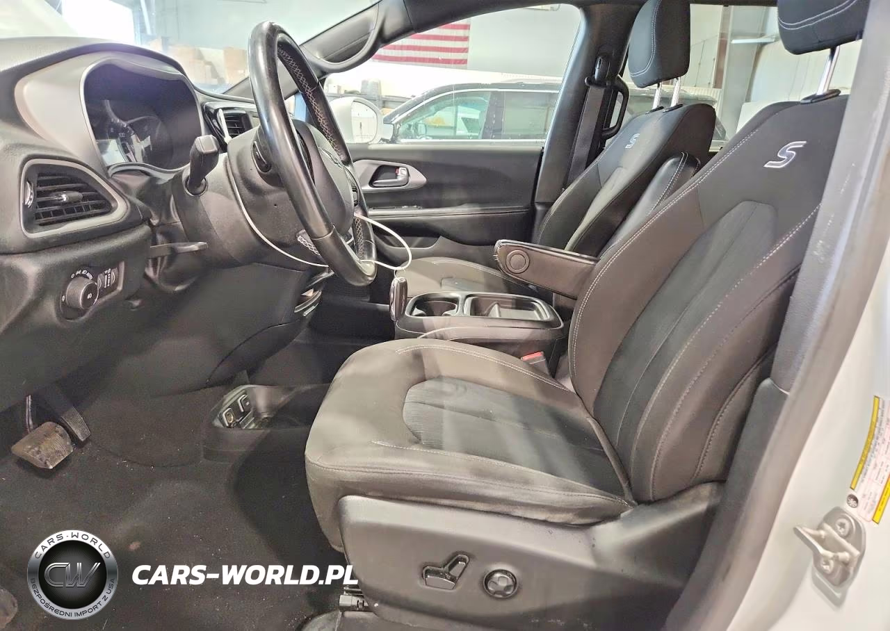 2020 Chrysler Pacifica Touring VIN:2C4RC1FG0LR224145 - 7