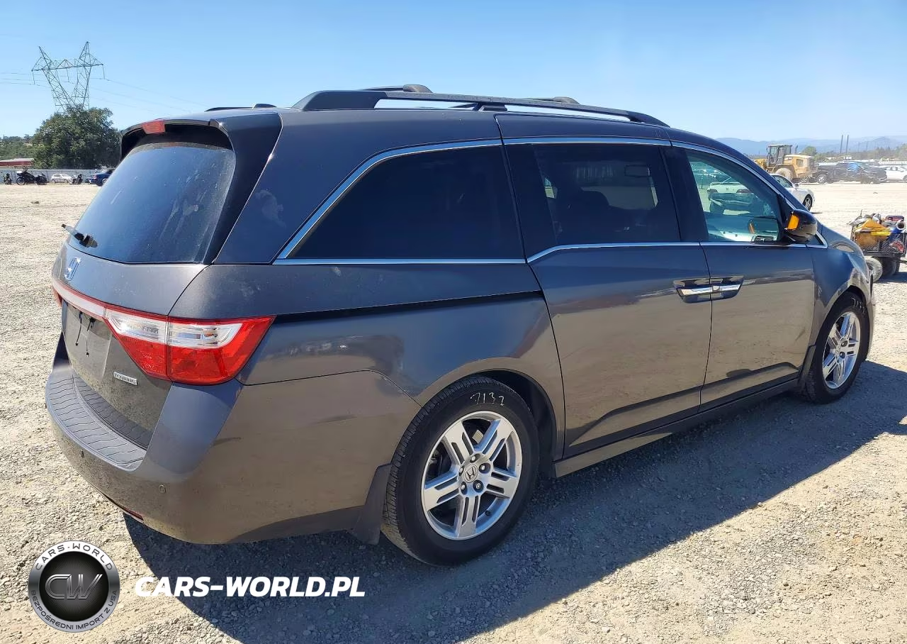 2013 Honda Odyssey Touring VIN:5FNRL5H96DB052447 - 3