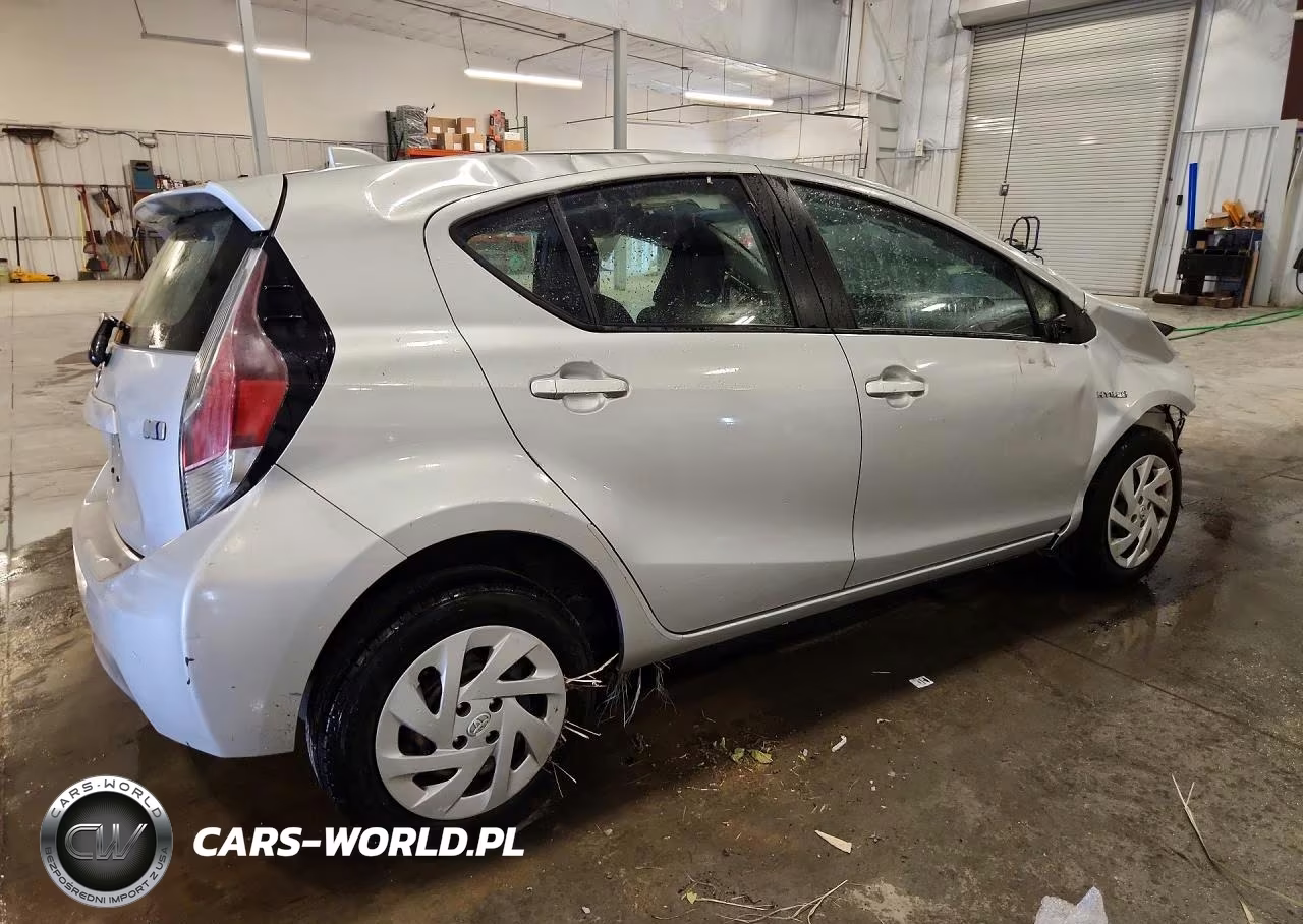 2015 Toyota Prius C Two VIN:JTDKDTB35F1088522 - 3
