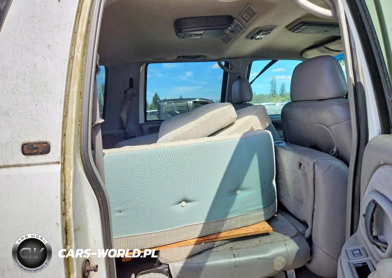 1999 Chevrolet Suburban K1500 VIN:3GNFK16R8XG127205 - 11