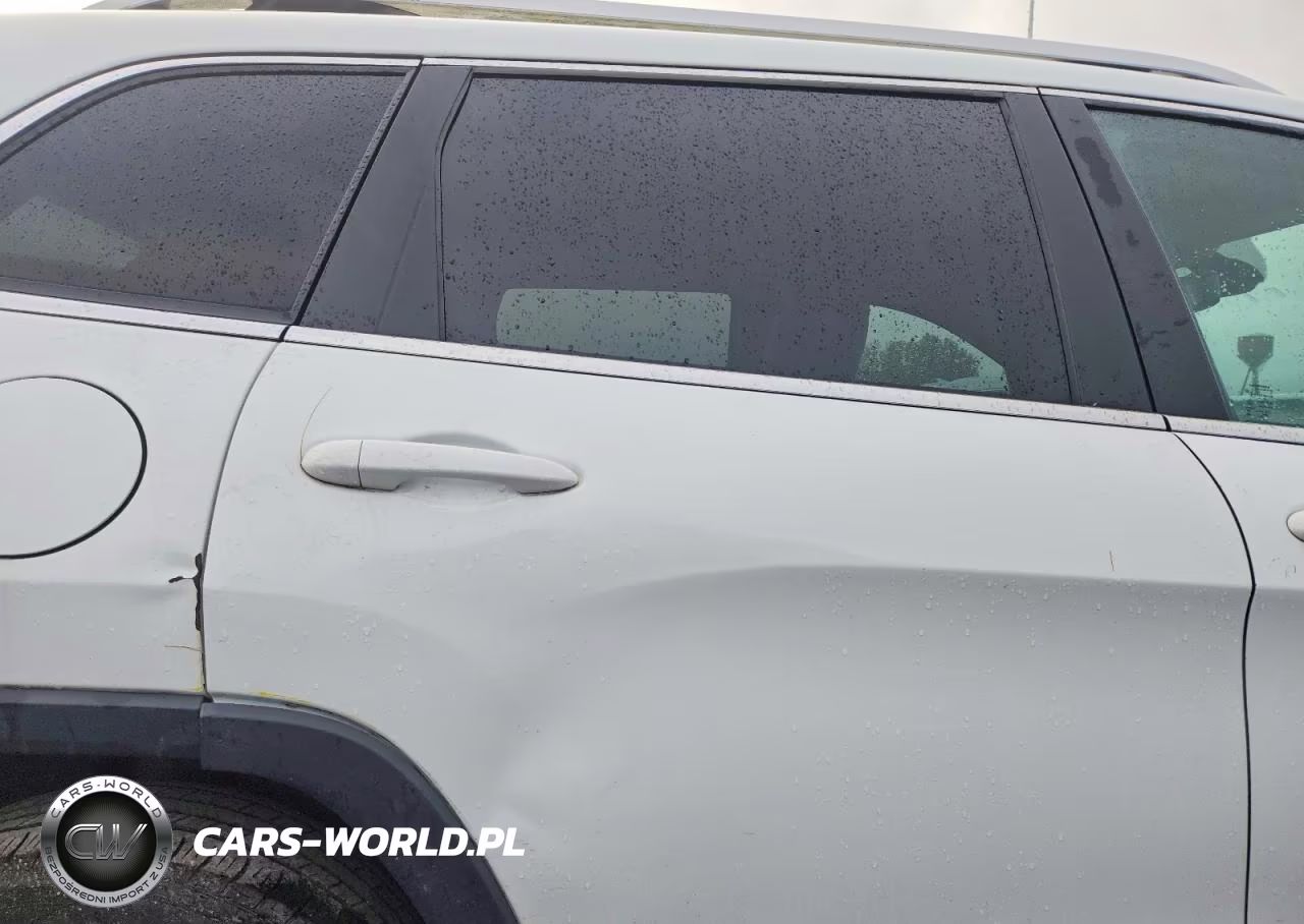 2015 Jeep Cherokee Latitude VIN:1C4PJMCS5FW588855 - 11