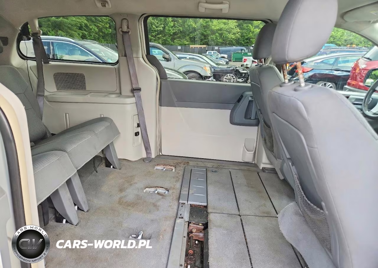 2010 Chrysler Town & Country Touring VIN:2A4RR5D10AR229129 - 11