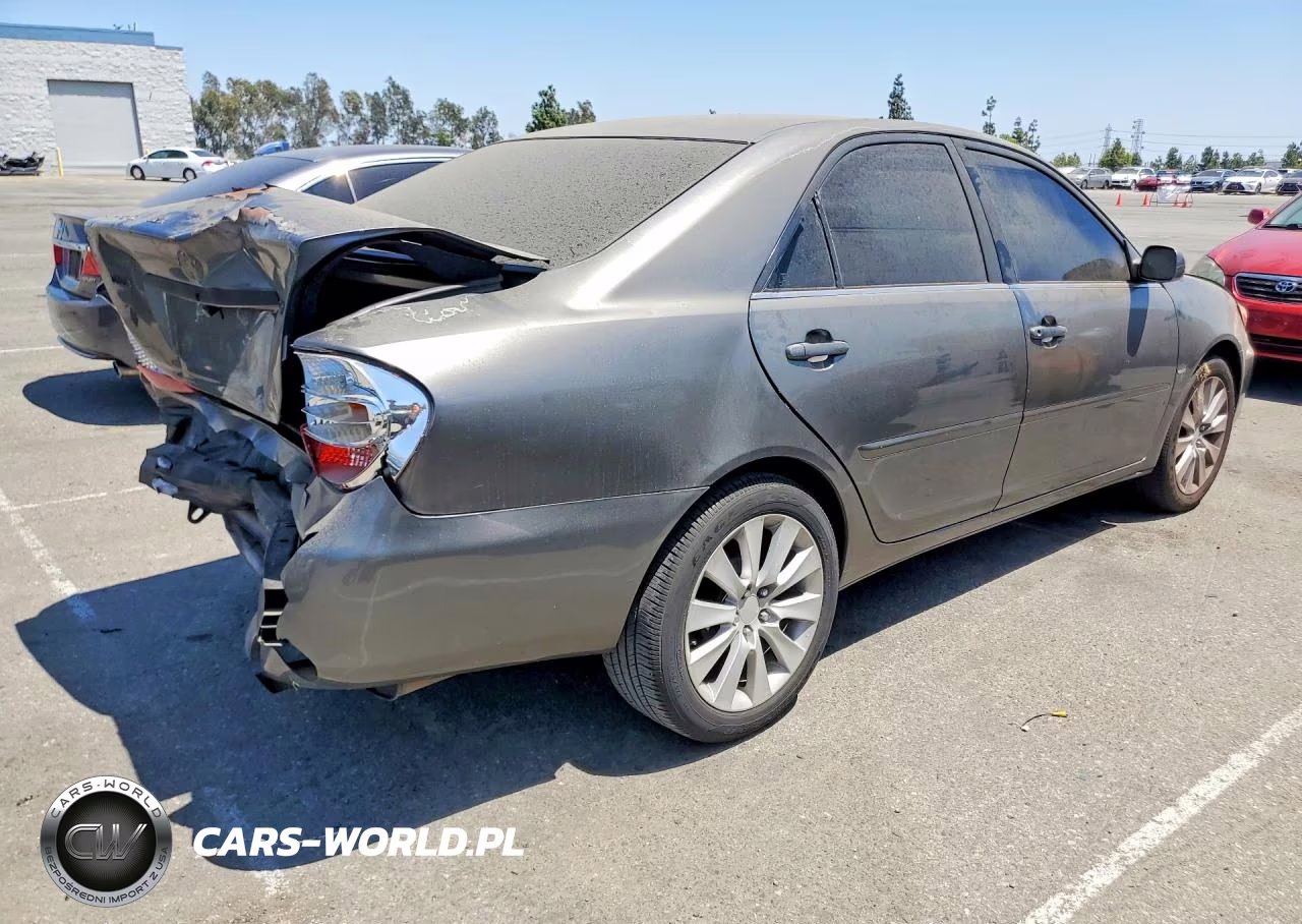 2003 Toyota Camry Le VIN:JTDBE32KX30172888 - 3