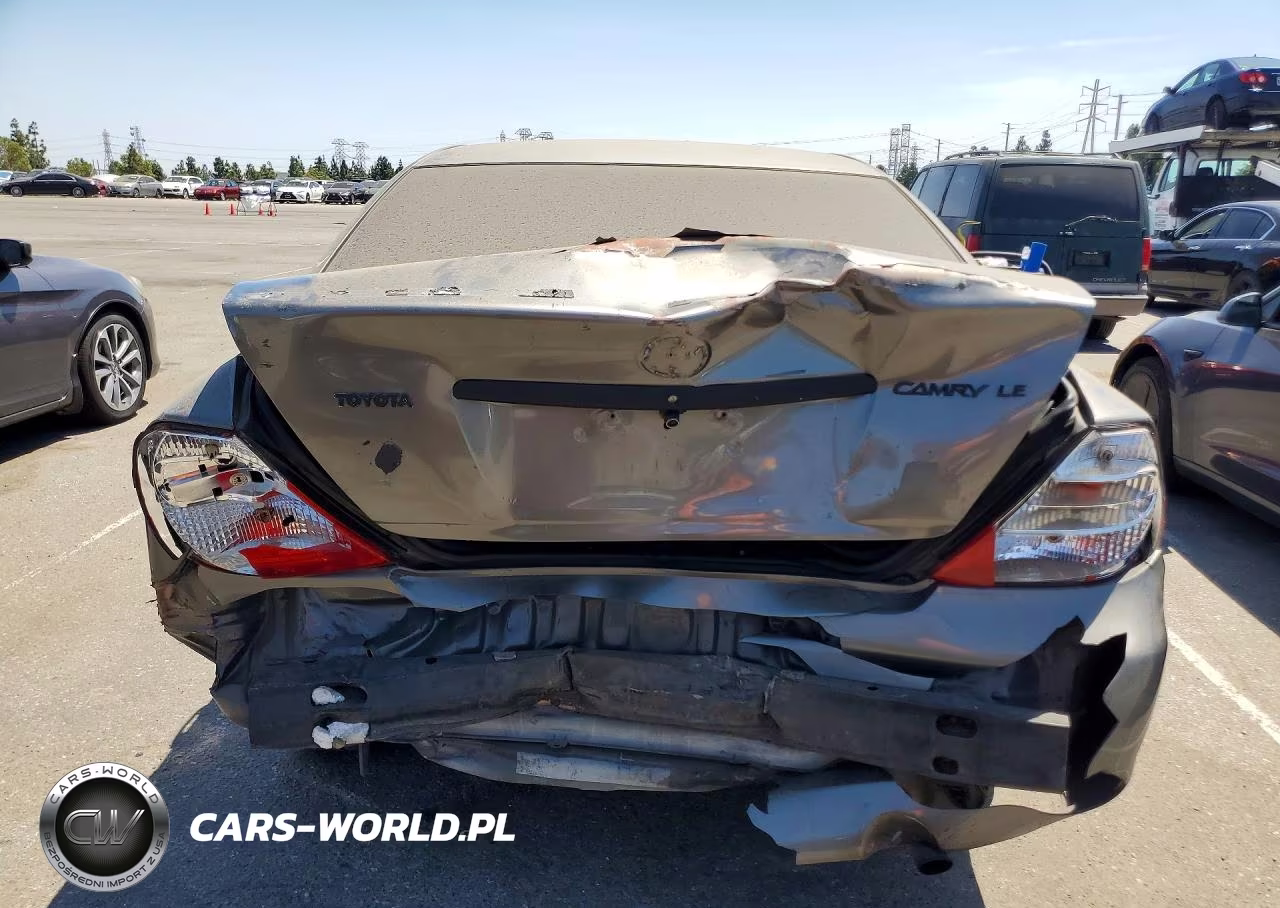 2003 Toyota Camry Le VIN:JTDBE32KX30172888 - 6