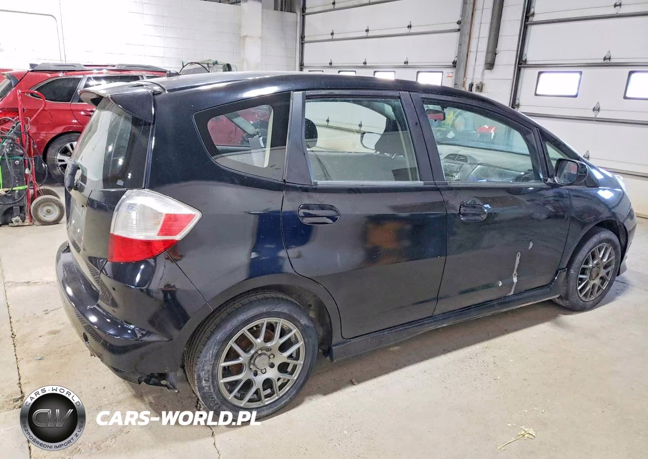 2013 Honda Fit Sport VIN:JHMGE8H58DC077281 - 3