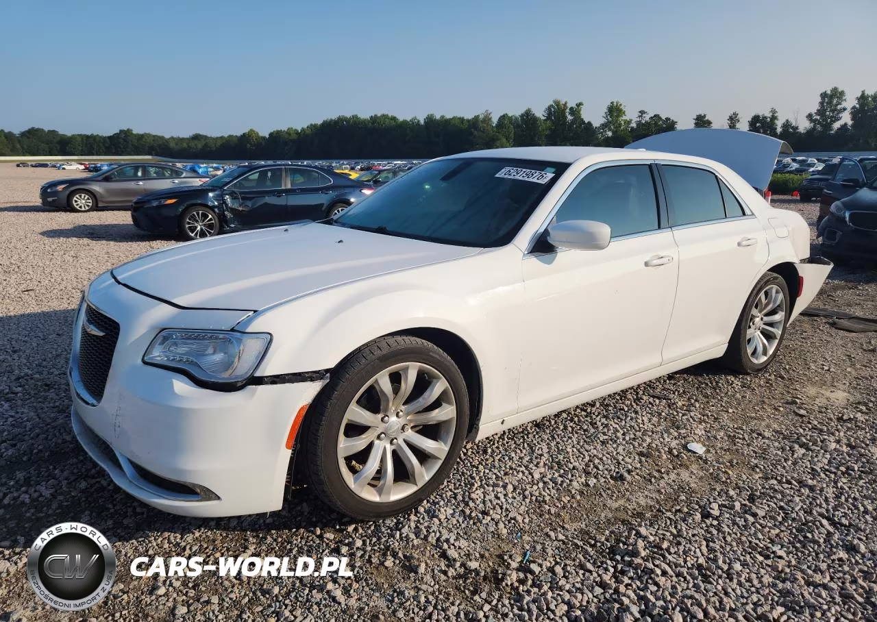 2018 Chrysler 300 Touring VIN:2C3CCAAG9JH249744 - 1