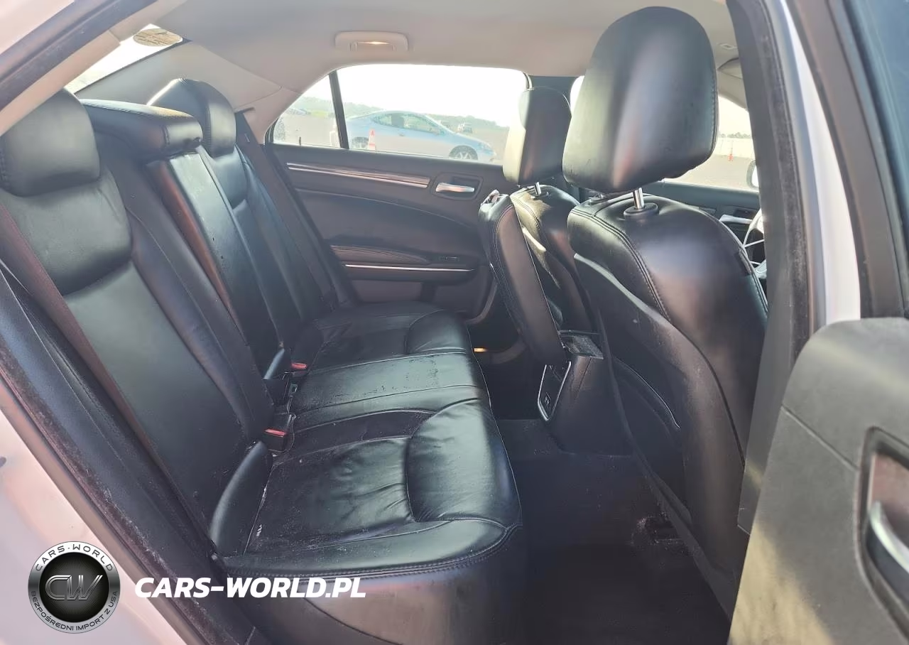 2018 Chrysler 300 Touring VIN:2C3CCAAG9JH249744 - 10