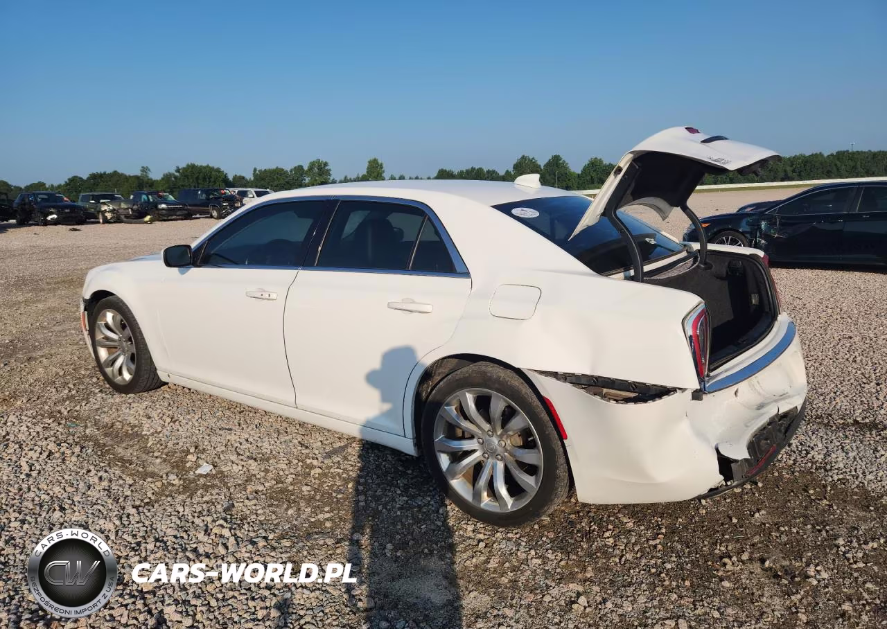 2018 Chrysler 300 Touring VIN:2C3CCAAG9JH249744 - 2