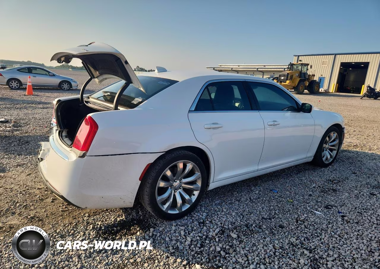 2018 Chrysler 300 Touring VIN:2C3CCAAG9JH249744 - 3