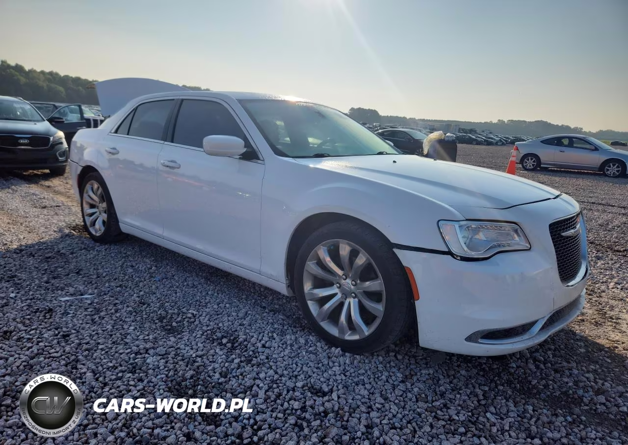 2018 Chrysler 300 Touring VIN:2C3CCAAG9JH249744 - 4