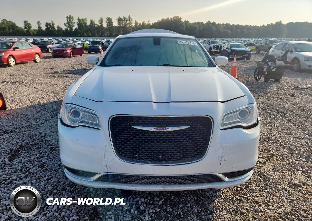 2018 Chrysler 300 Touring VIN:2C3CCAAG9JH249744 - 5