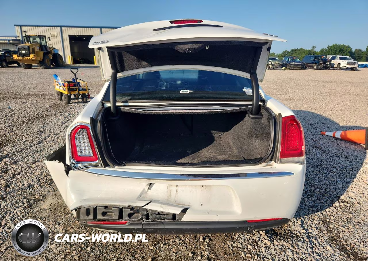 2018 Chrysler 300 Touring VIN:2C3CCAAG9JH249744 - 6