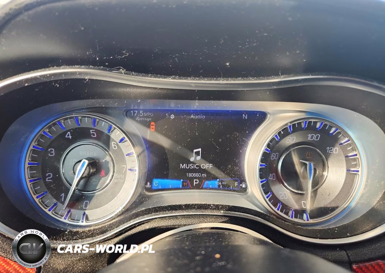 2018 Chrysler 300 Touring VIN:2C3CCAAG9JH249744 - 9
