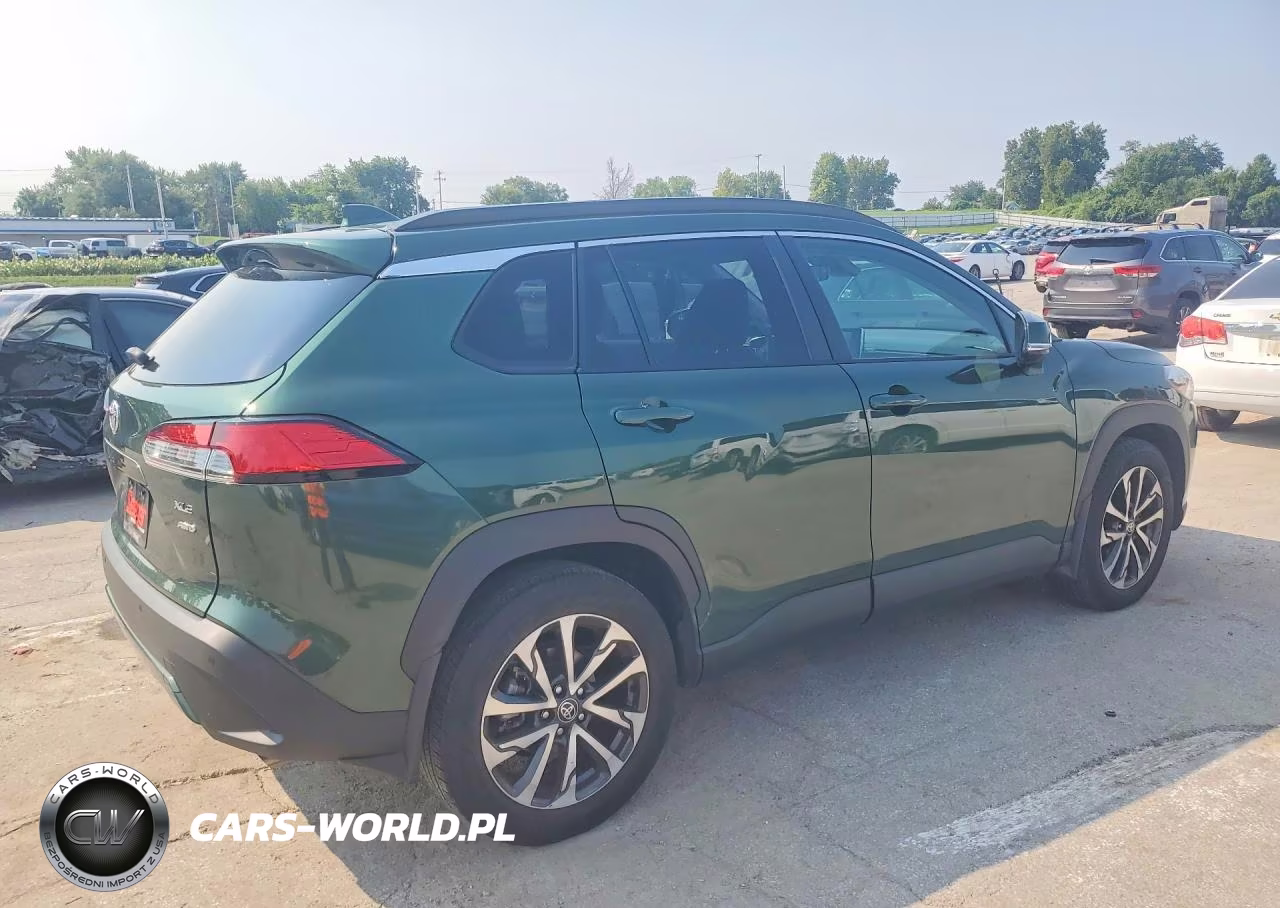 2022 Toyota Corolla Cross Xle VIN:7MUDAABG0NV005837 - 3