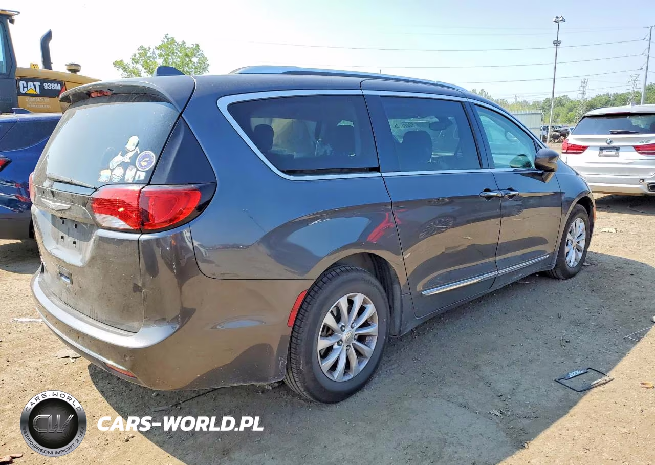 2018 Chrysler Pacifica Touring L Plus VIN:2C4RC1EG8JR115270 - 3