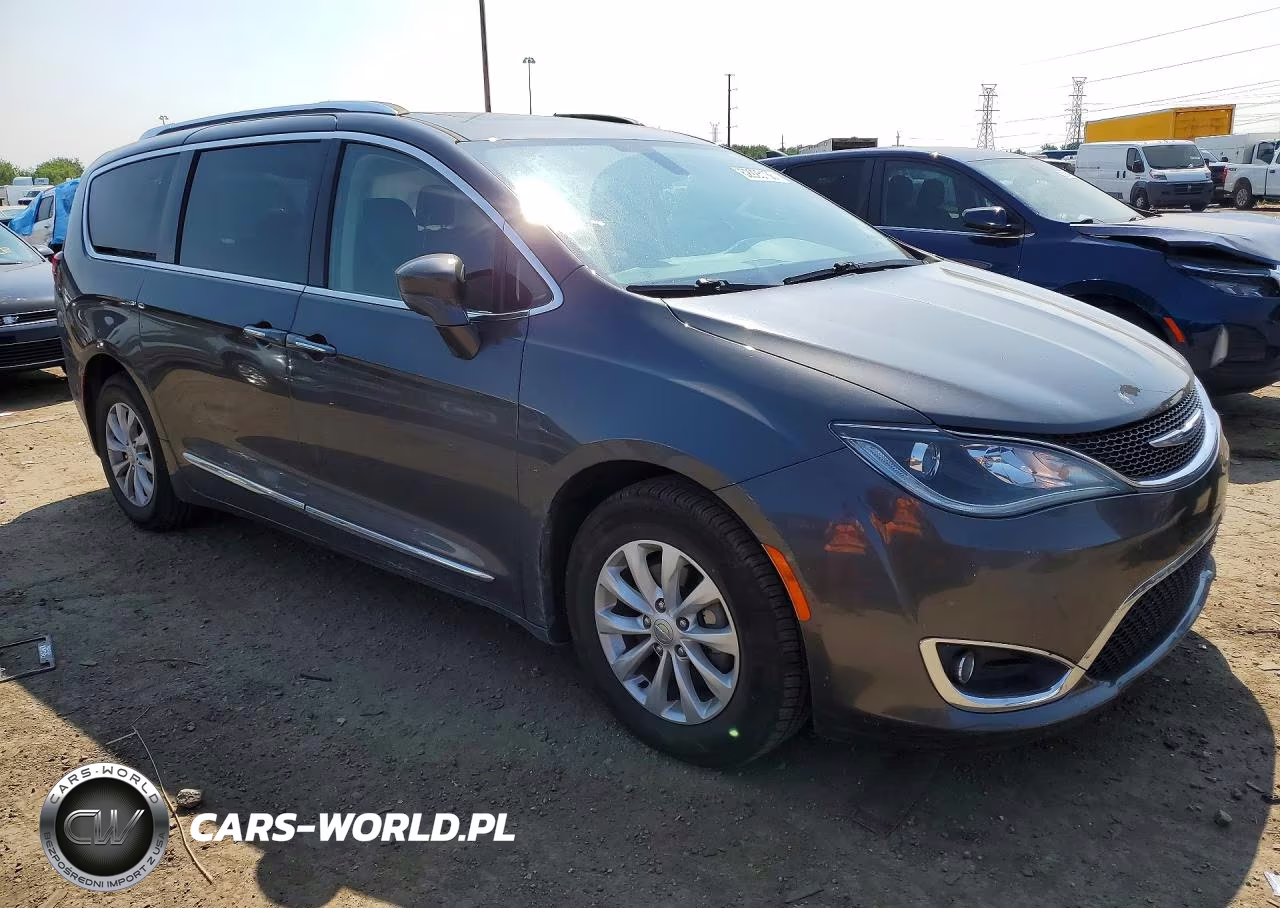 2018 Chrysler Pacifica Touring L Plus VIN:2C4RC1EG8JR115270 - 4