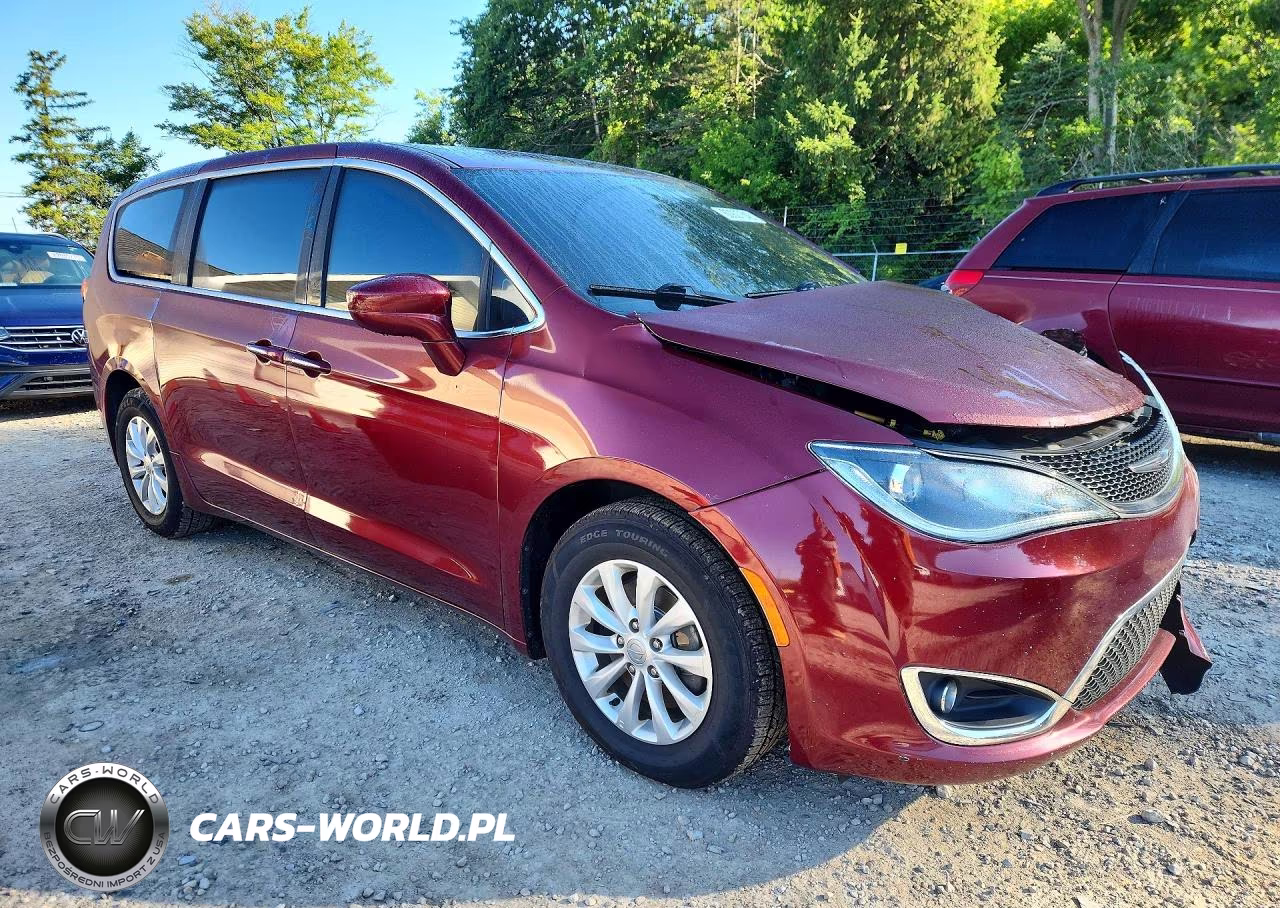 2018 Chrysler Pacifica Touring Plus VIN:2C4RC1FG0JR117884 - 4