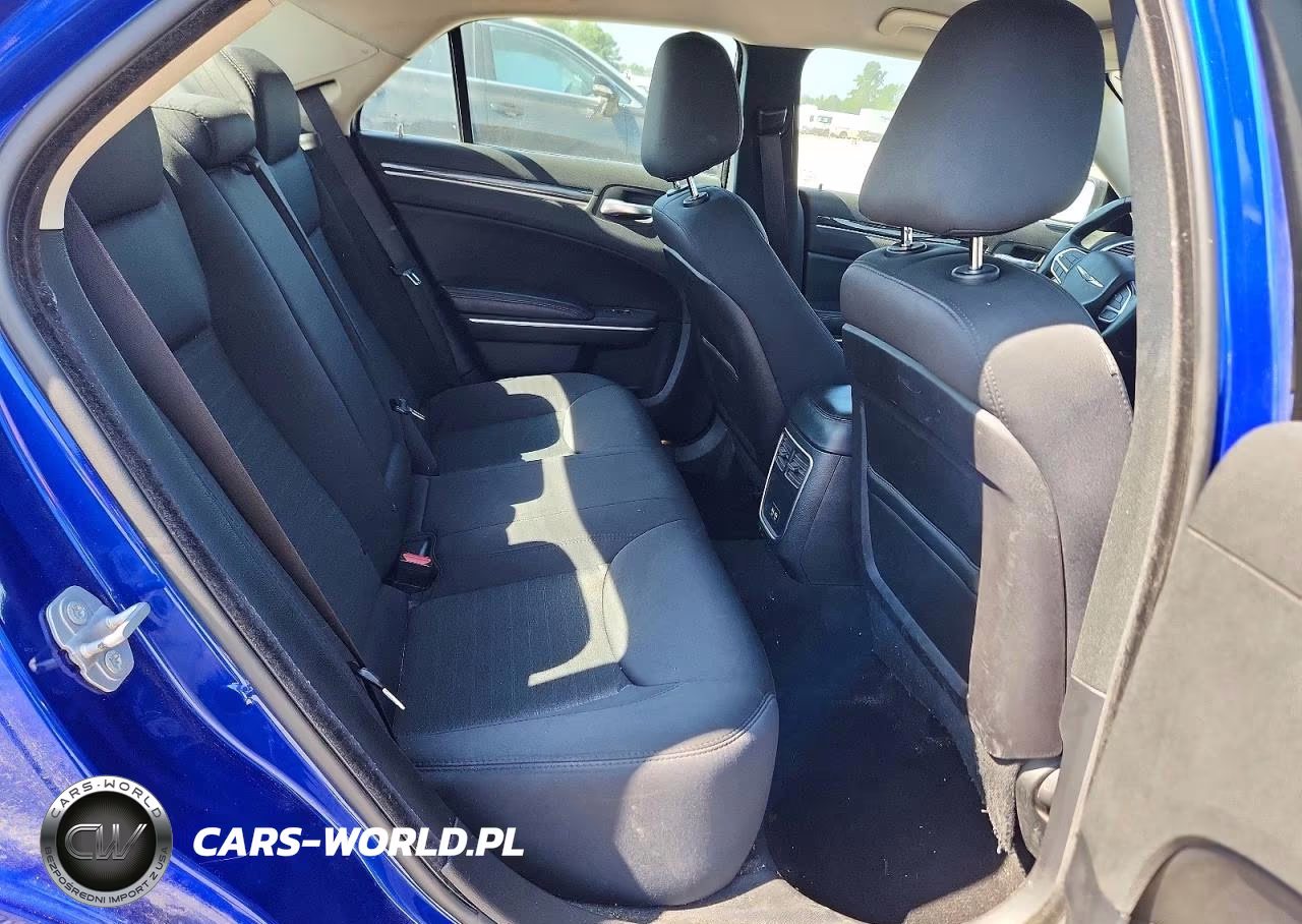 2019 Chrysler 300 Touring VIN:2C3CCAAG6KH666255 - 10