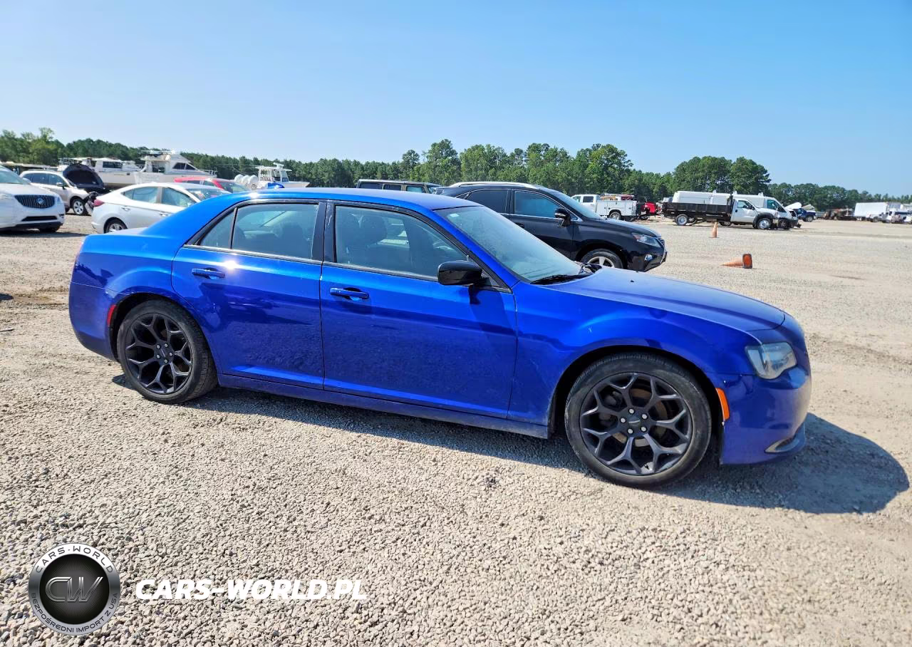 2019 Chrysler 300 Touring VIN:2C3CCAAG6KH666255 - 4